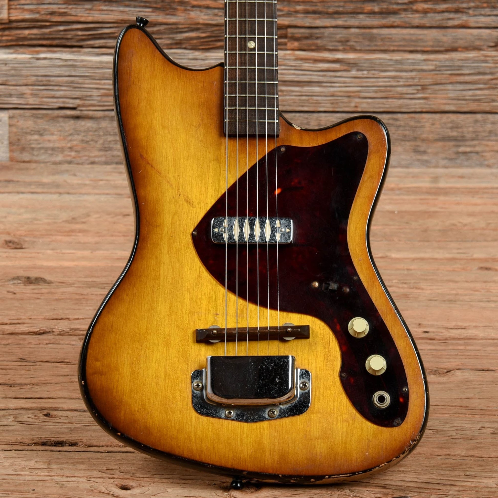 Airline Bobkat Sunburst 1966 Electric Guitars / Solid Body