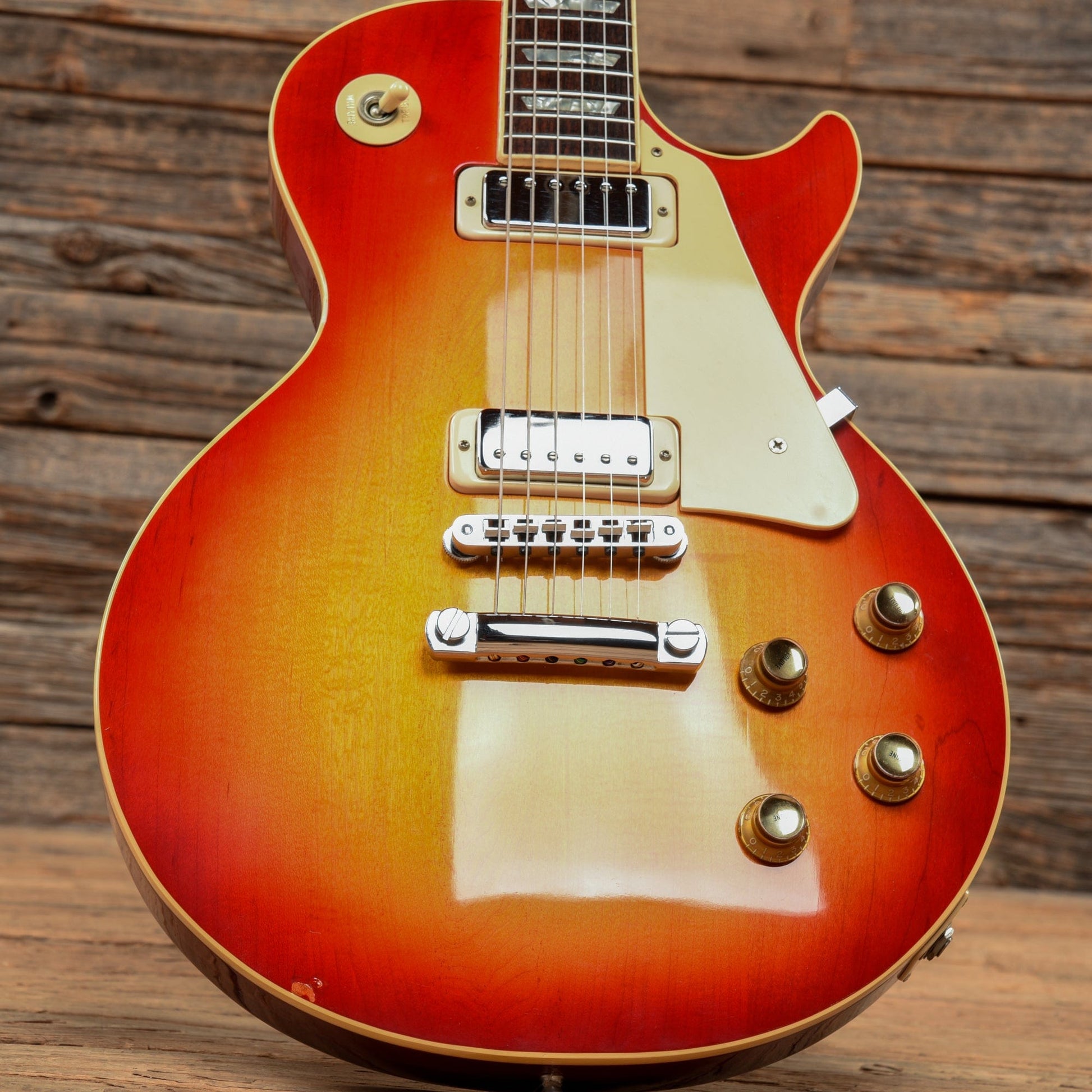 Gibson Les Paul Deluxe Cherry Sunburst 1977 Electric Guitars / Solid Body