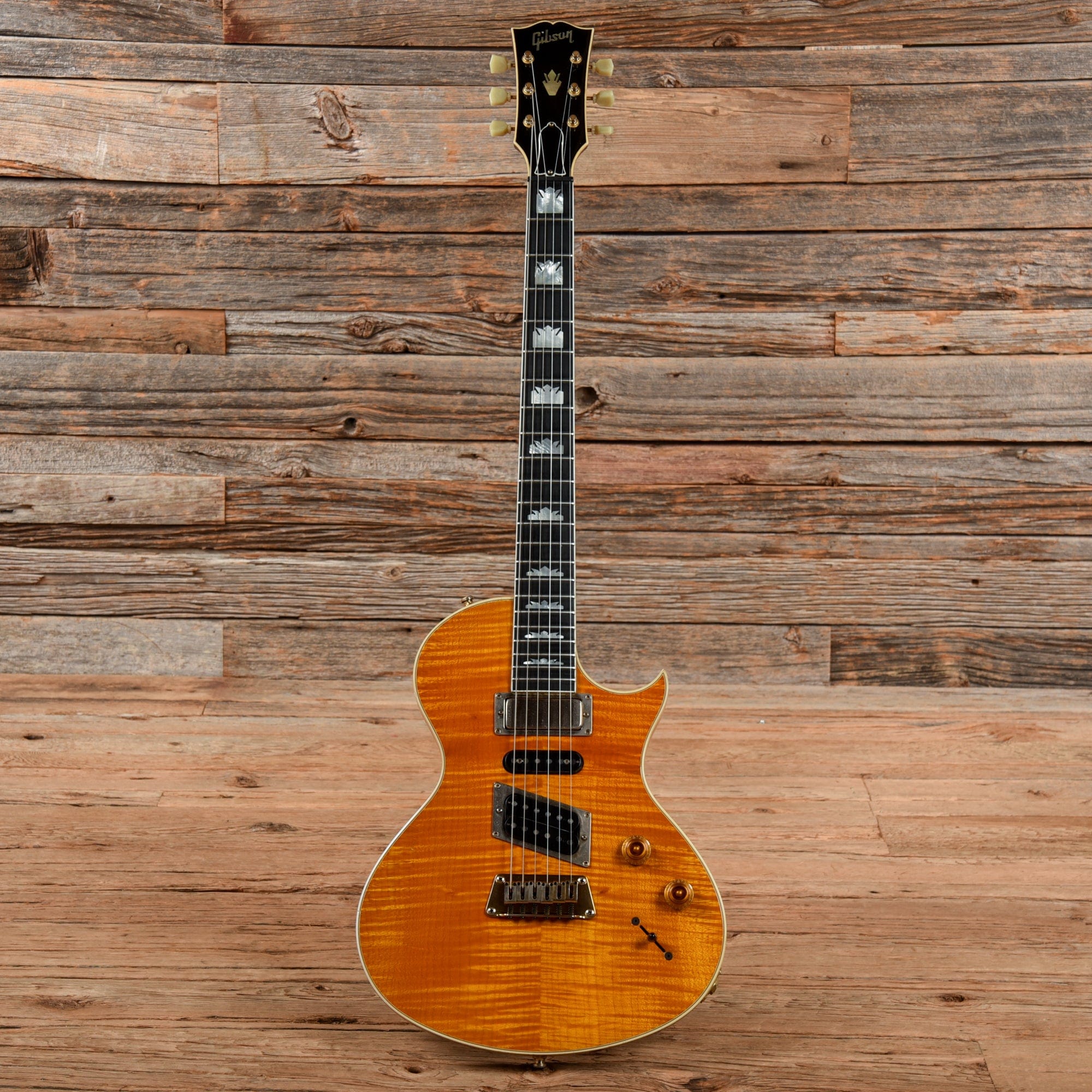 Gibson Nighthawk Custom Amber 1995 – Chicago Music Exchange