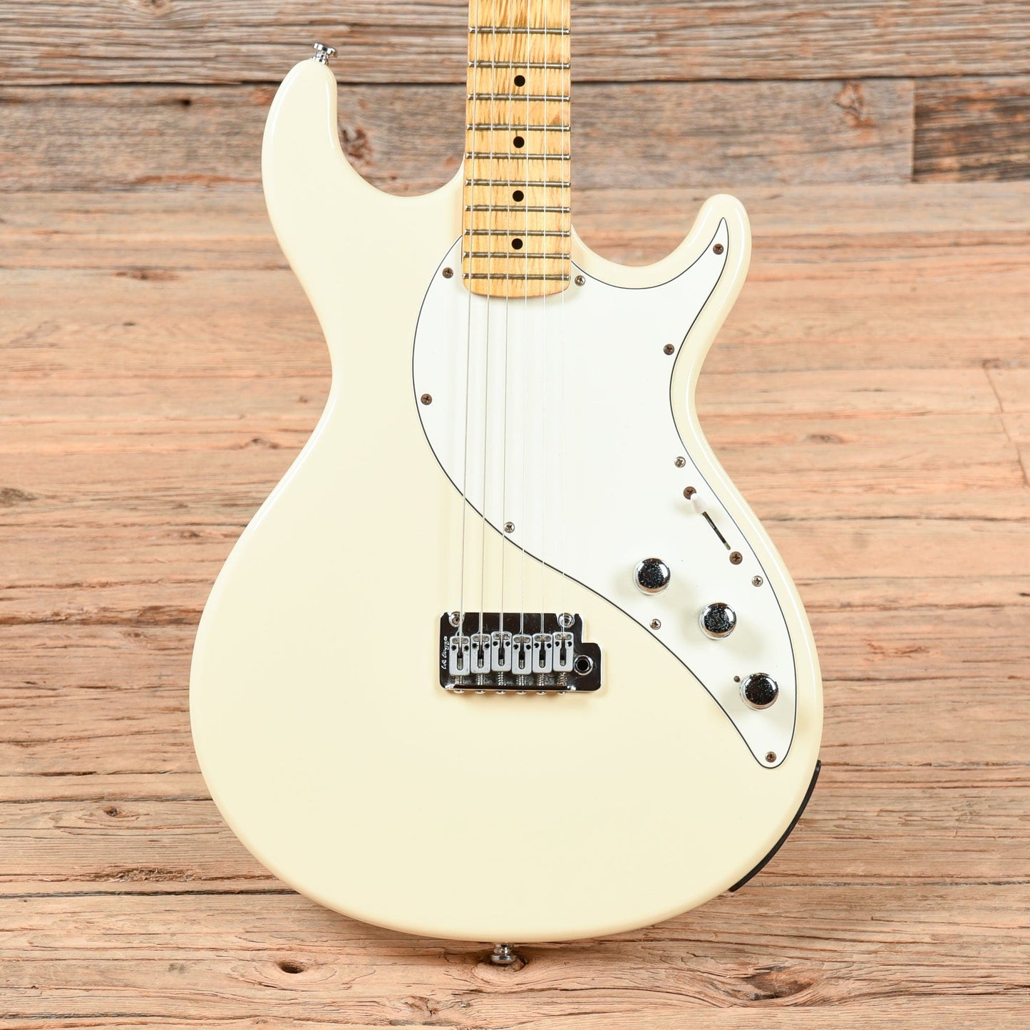 Line 6 Variax 600 Vintage White Electric Guitars / Solid Body