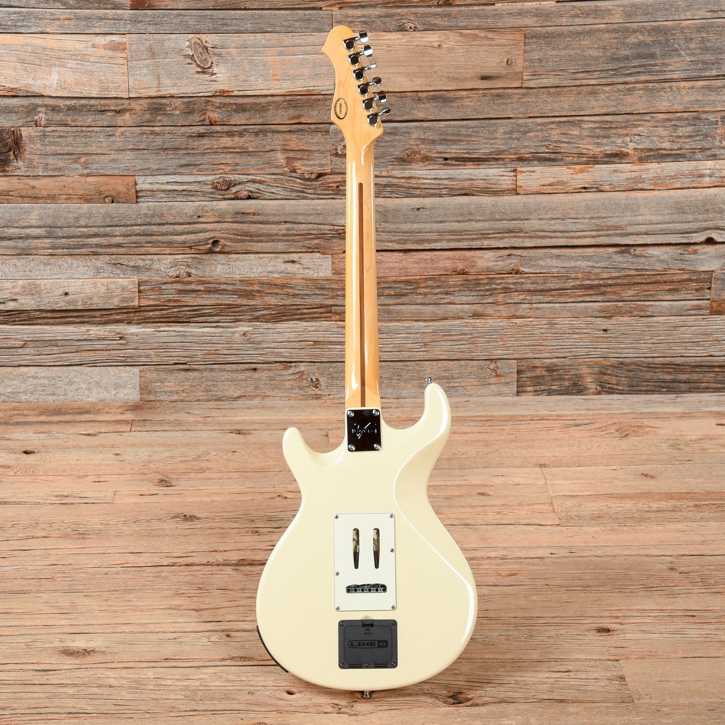 Line 6 Variax 600 Vintage White Electric Guitars / Solid Body