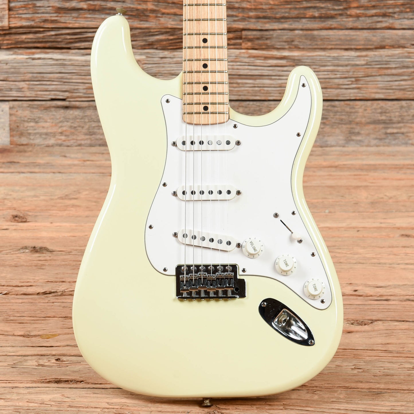 Fender Standard Stratocaster Vintage White