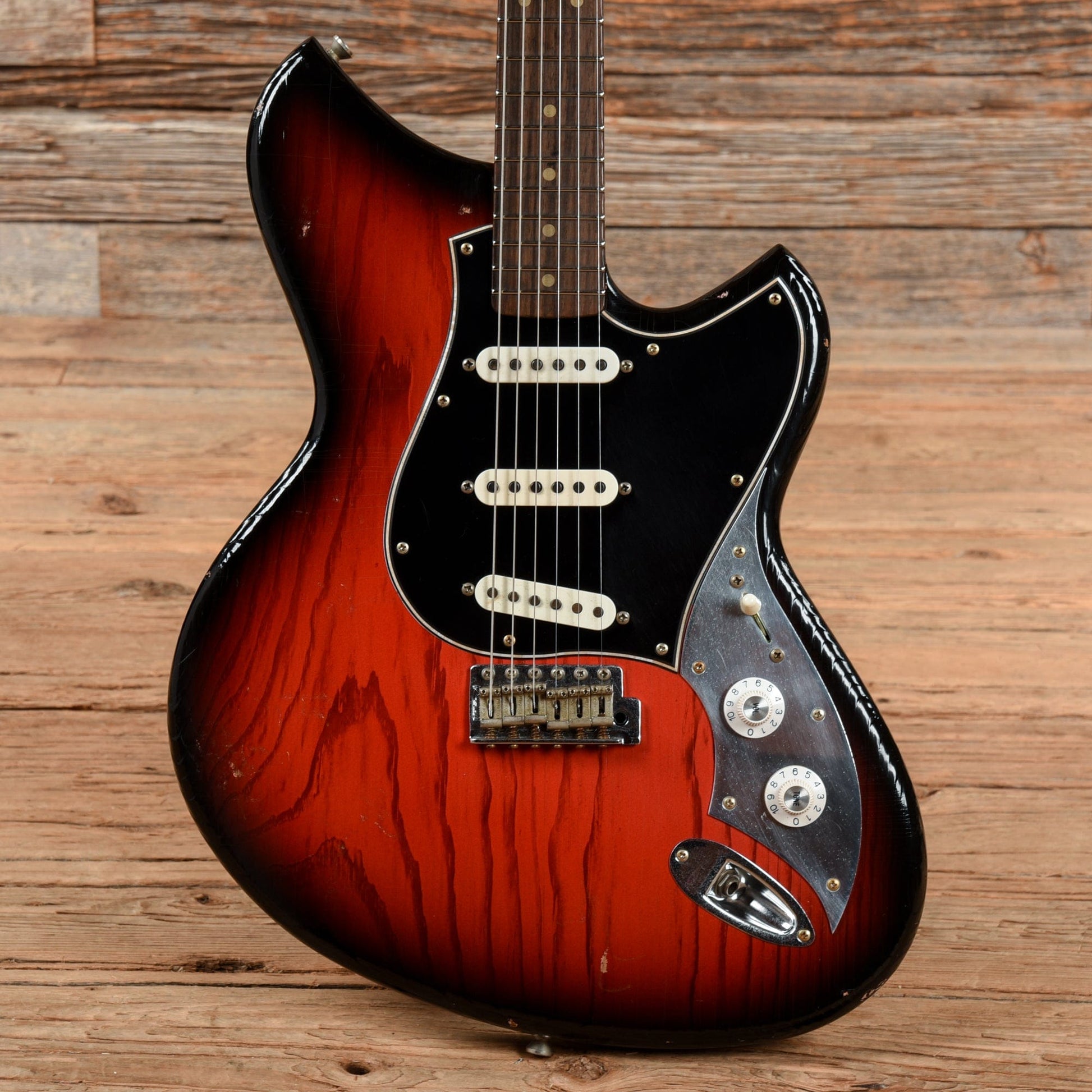 Novo Serus S Sunburst Electric Guitars / Solid Body