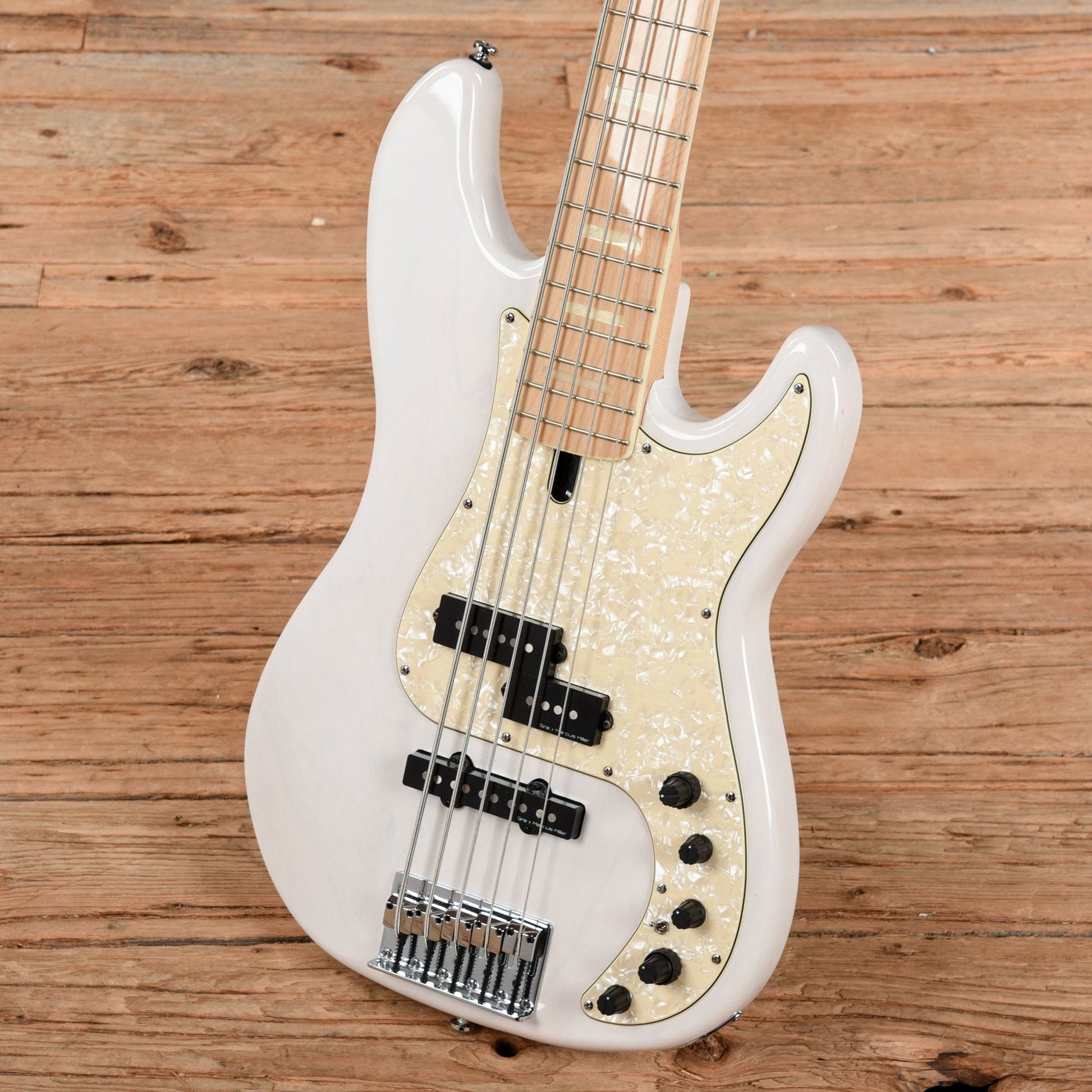 Sire Marcus Miller P7 5-String White Bass Guitars / 5-String or More