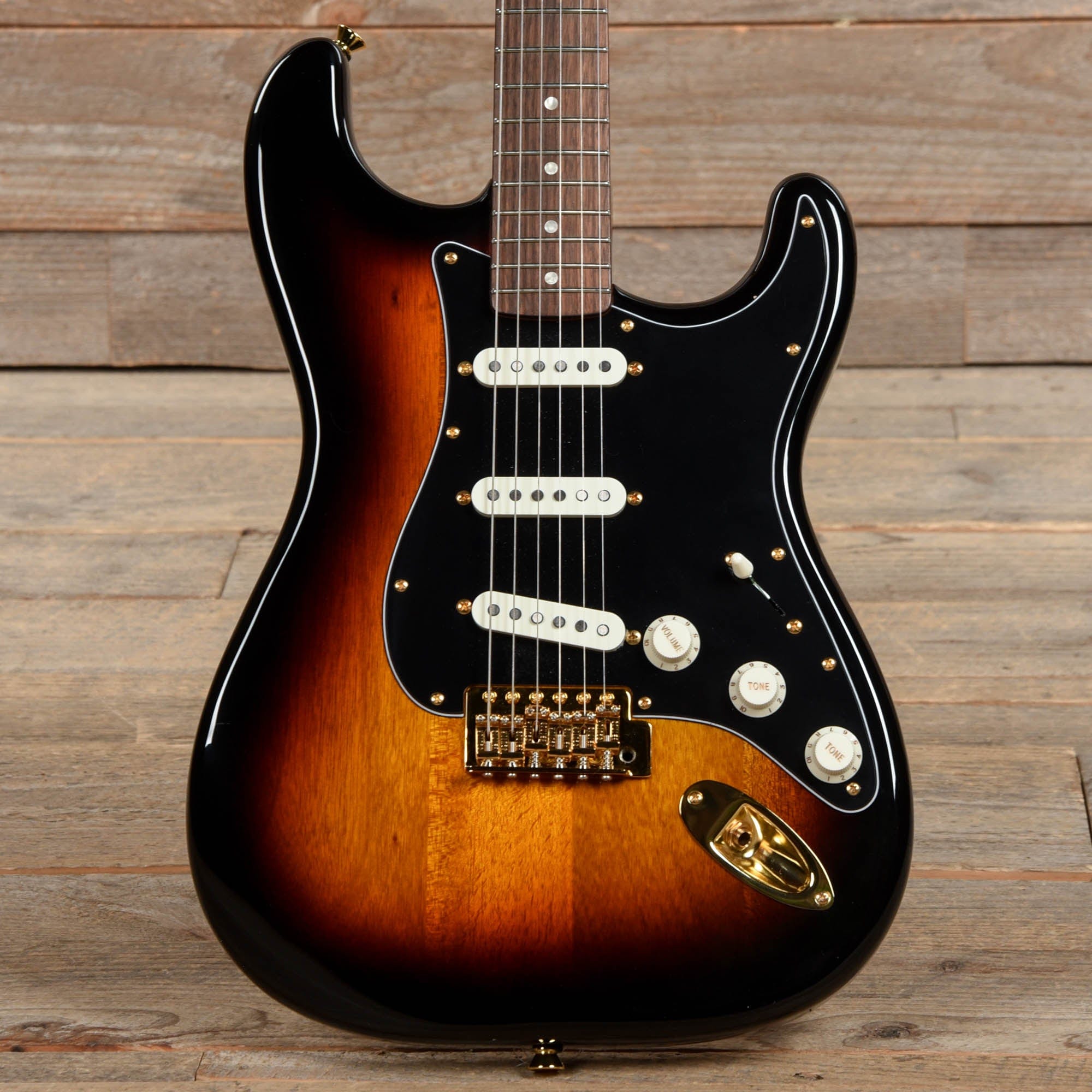 Squier Classic Vibe '60s Stratocaster 3-Color Sunburst w/Gold Hardware & Black Pickguard Electric Guitars / Solid Body