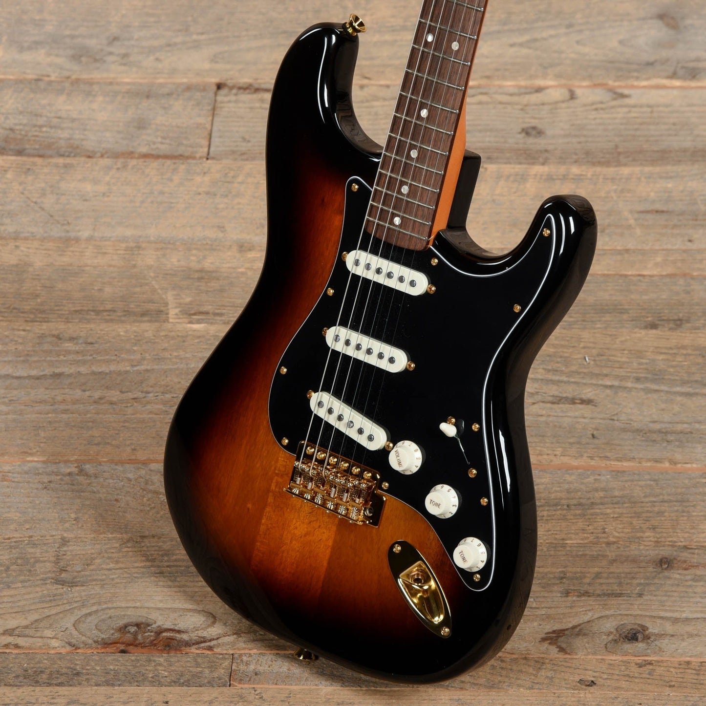 Squier Classic Vibe '60s Stratocaster 3-Color Sunburst w/Gold Hardware & Black Pickguard Electric Guitars / Solid Body