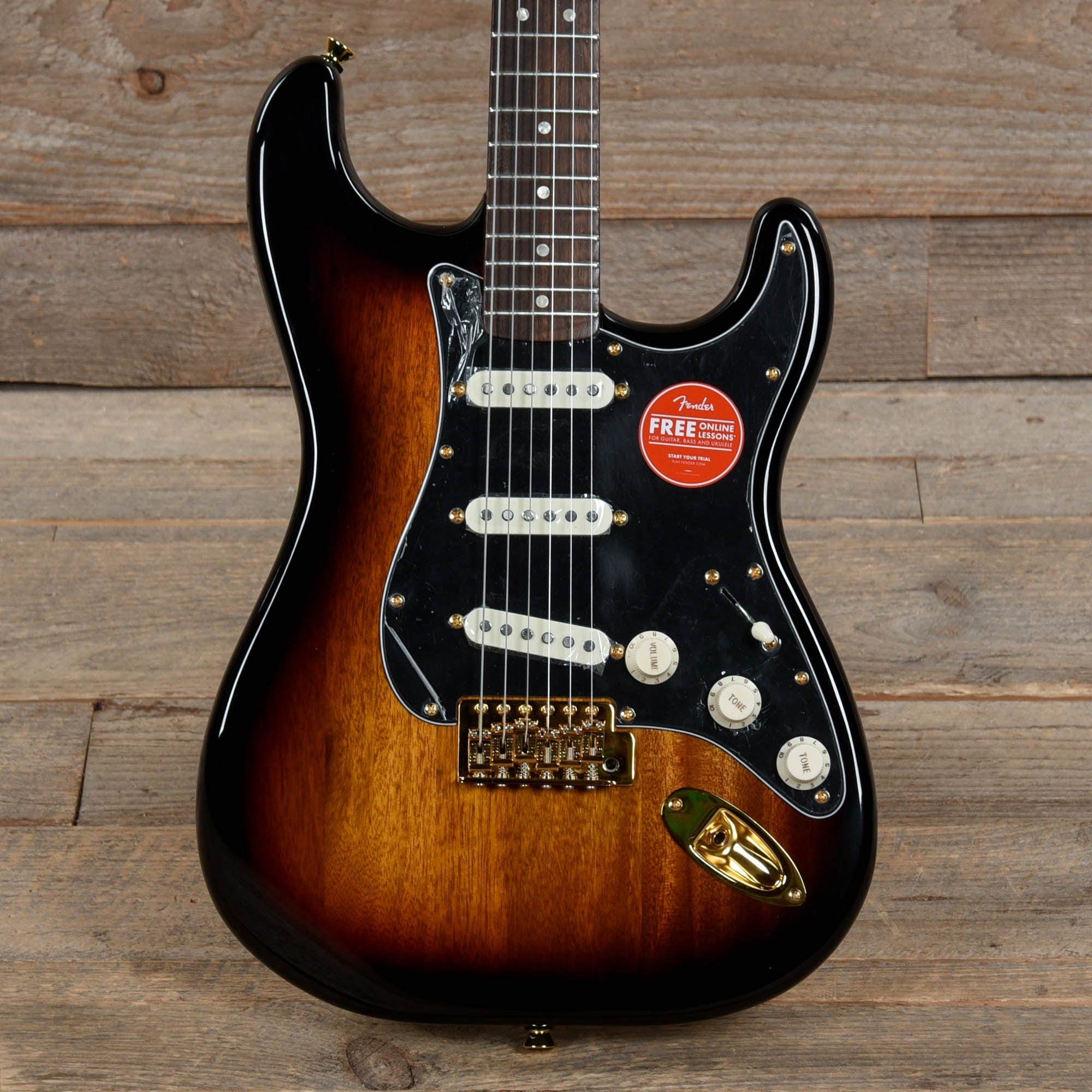 Squier Classic Vibe '60s Stratocaster 3-Color Sunburst w/Gold Hardware & Black Pickguard Electric Guitars / Solid Body