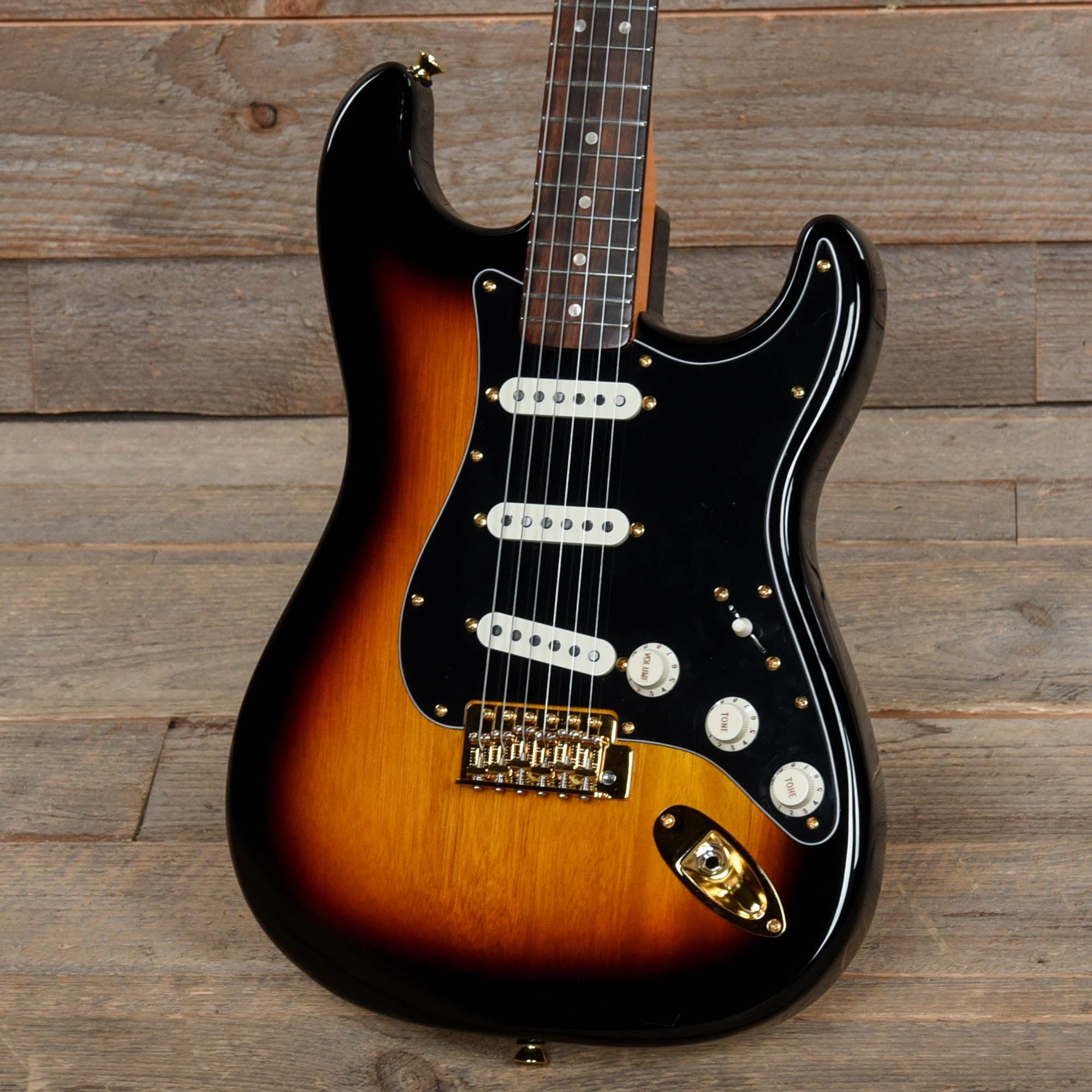 Squier Classic Vibe '60s Stratocaster 3-Color Sunburst w/Gold Hardware & Black Pickguard Electric Guitars / Solid Body