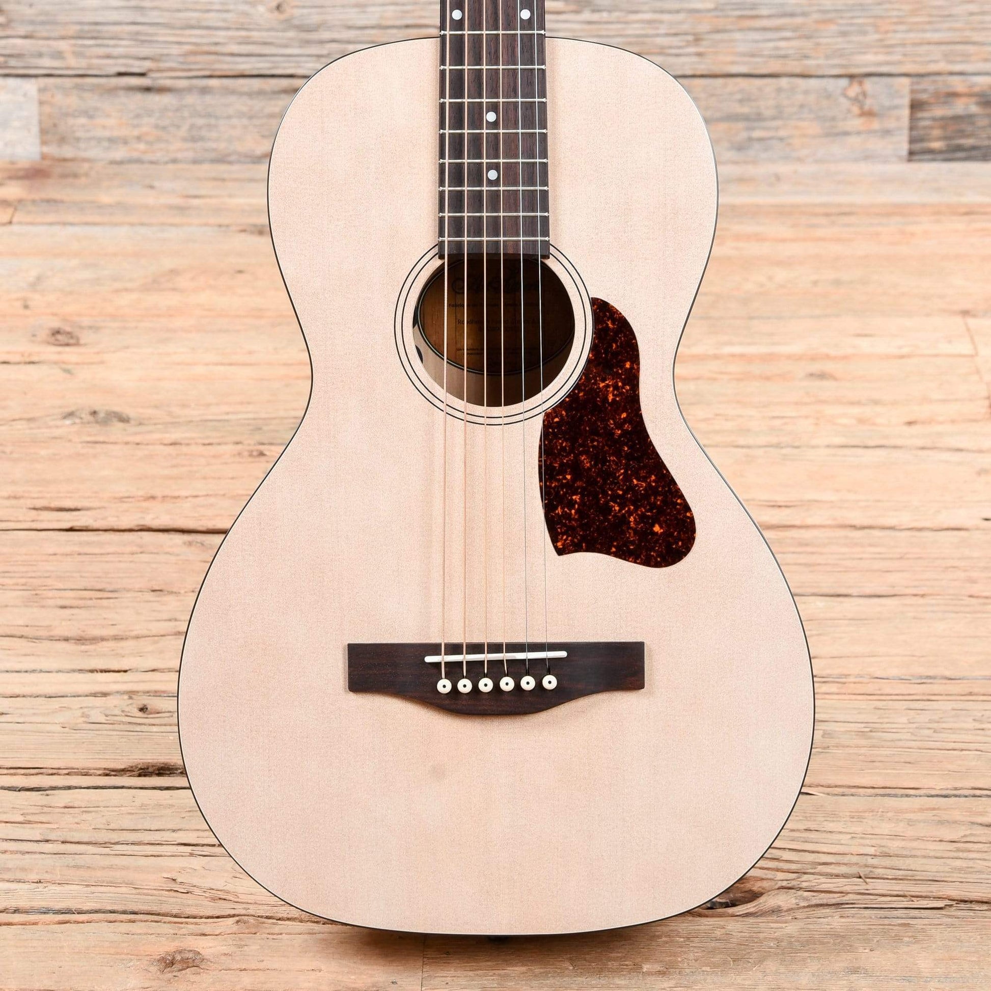 Art & Lutherie Roadhouse Parlor Acoustic/Electric Faded Cream Acoustic Guitars / Parlor