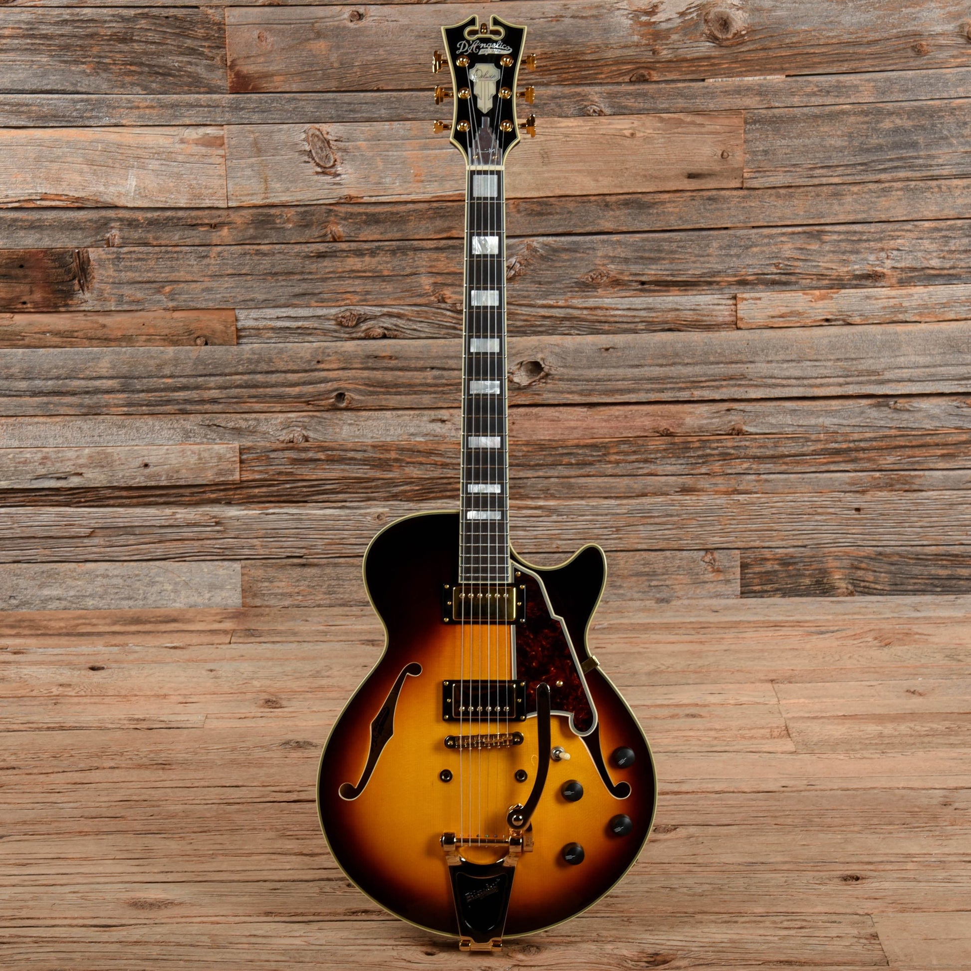 D'Angelico Deluxe SS Semi-Hollow Single Cutaway Sunburst 2017 Electric Guitars / Semi-Hollow