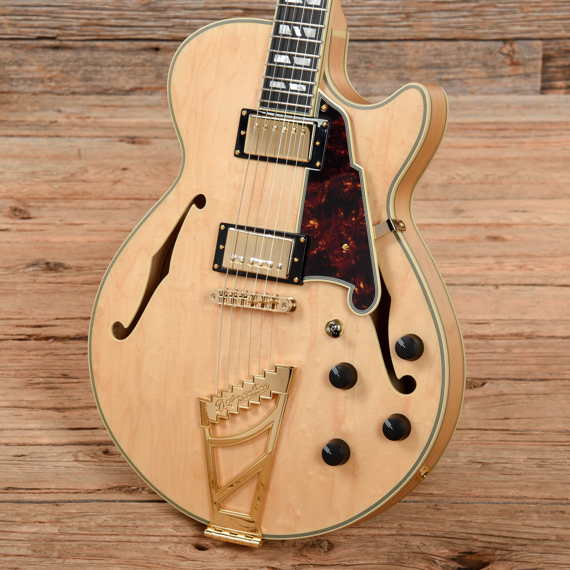 D'Angelico Deluxe SS Semi-Hollow Single Cutaway with Stairstep Tailpiece Natural Electric Guitars / Semi-Hollow