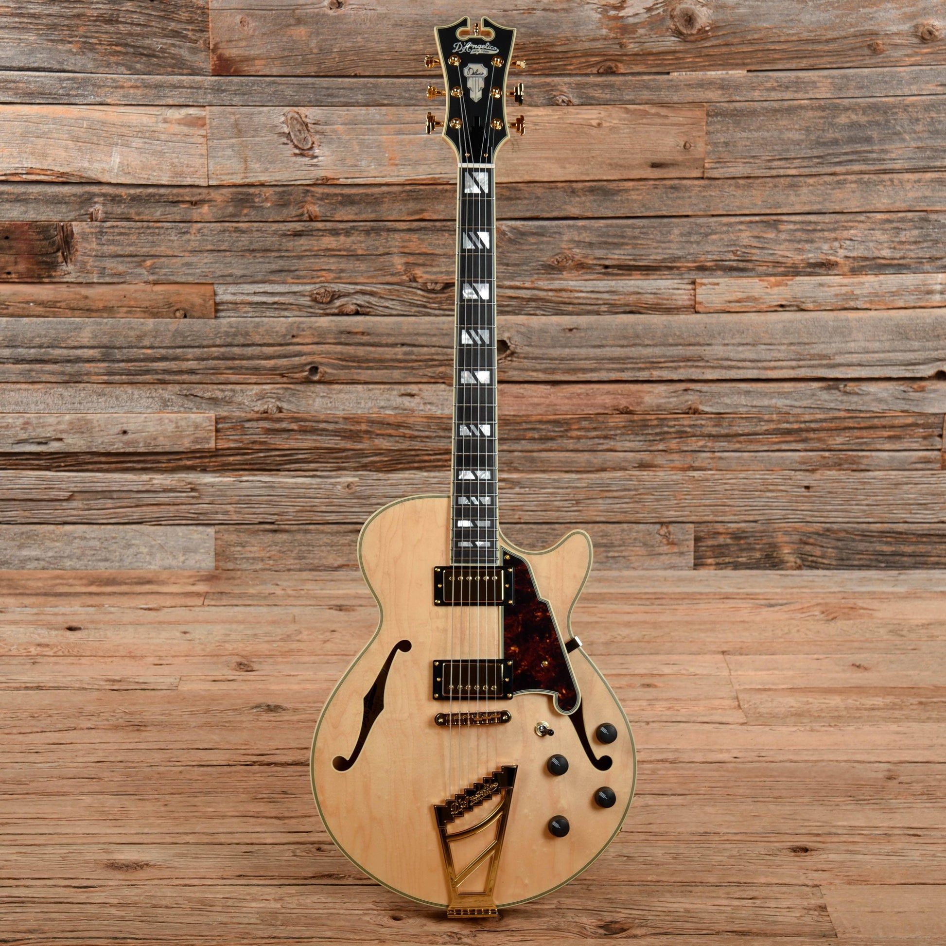 D'Angelico Deluxe SS Semi-Hollow Single Cutaway with Stairstep Tailpiece Natural Electric Guitars / Semi-Hollow