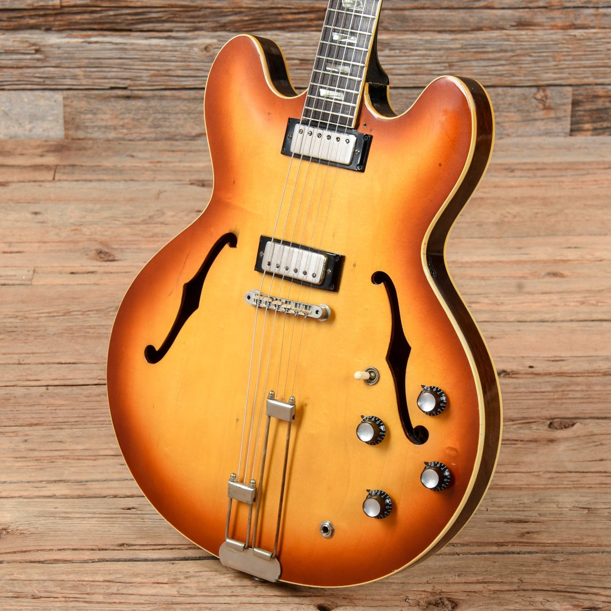 Epiphone Riviera Cherry Sunburst 1965 Electric Guitars / Semi-Hollow