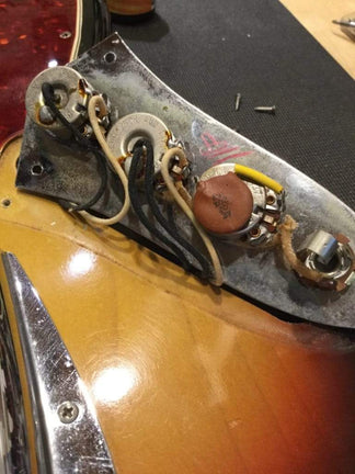 Fender Jazz Bass Sunburst 1966 – Chicago Music Exchange