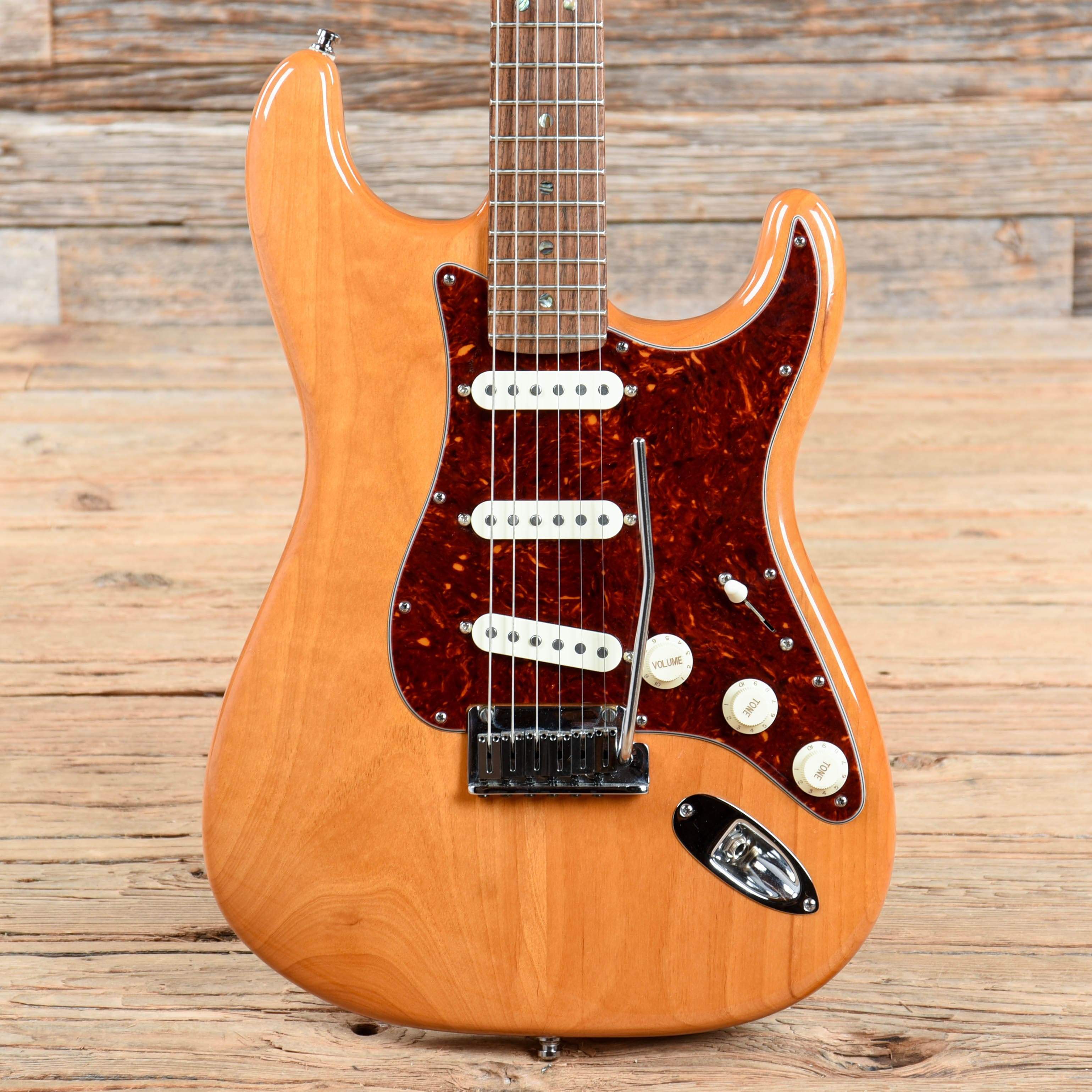 Fender American Deluxe Stratocaster Amber 2007 – Chicago Music Exchange