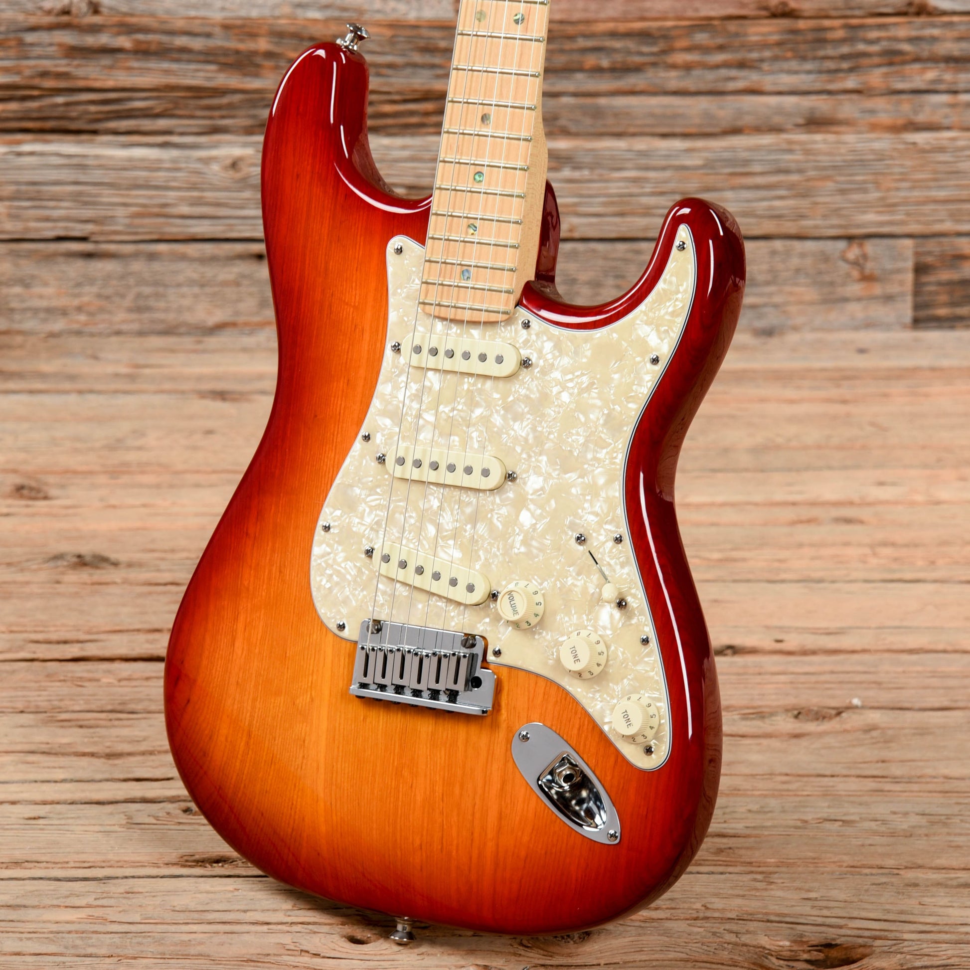 Fender American Deluxe Stratocaster Ash Aged Cherry Sunburst 2006 Electric Guitars / Solid Body