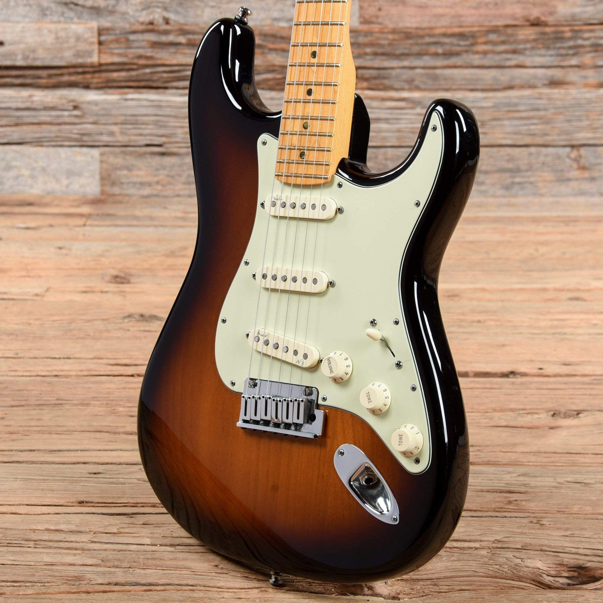 Fender American Deluxe Stratocaster Sunburst 2011 Electric Guitars / Solid Body