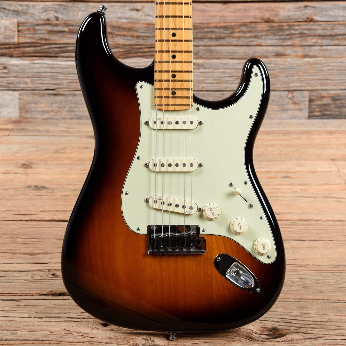 Fender American Deluxe Stratocaster Sunburst 2011 Electric Guitars / Solid Body