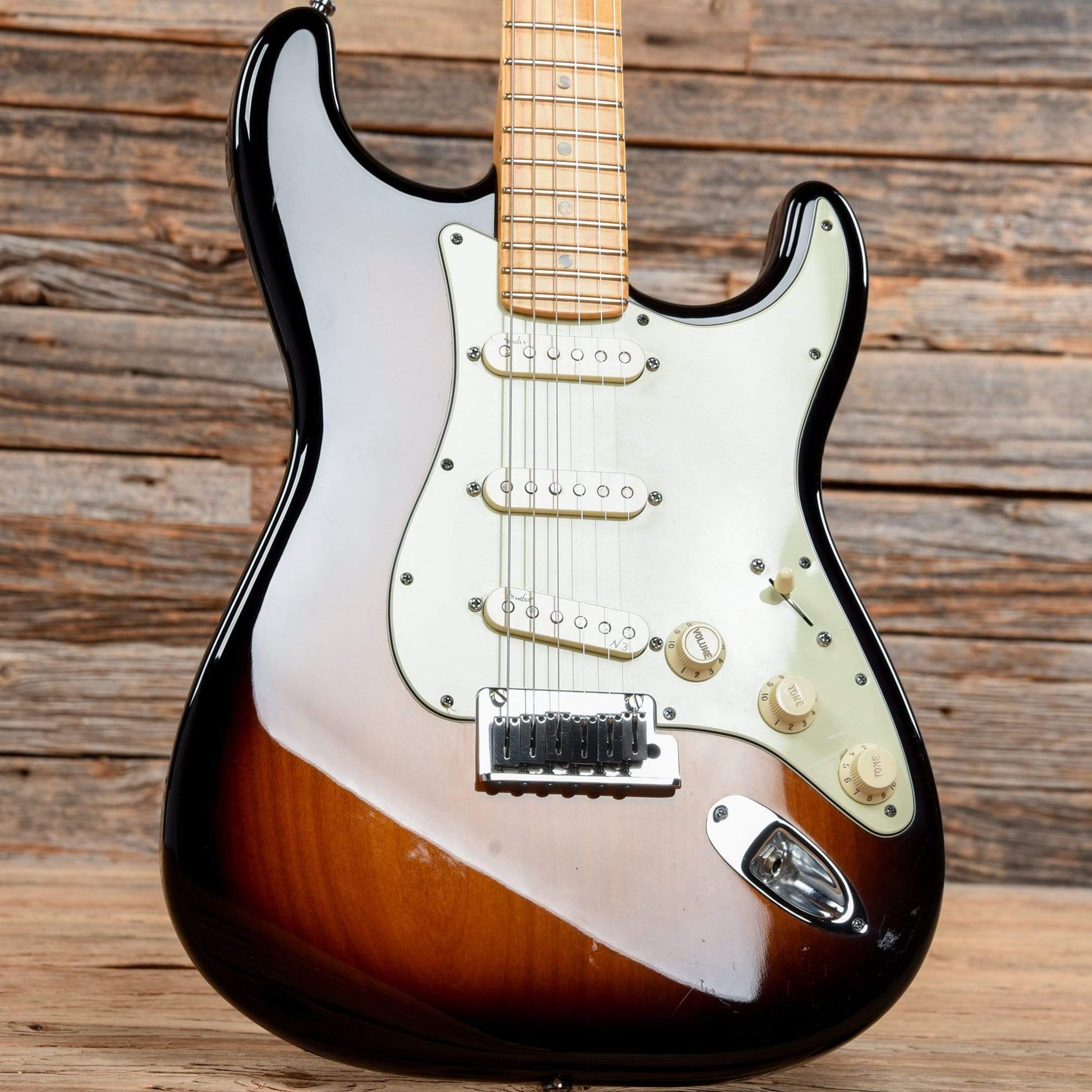 Fender American Deluxe Stratocaster Sunburst 2011 Electric Guitars / Solid Body