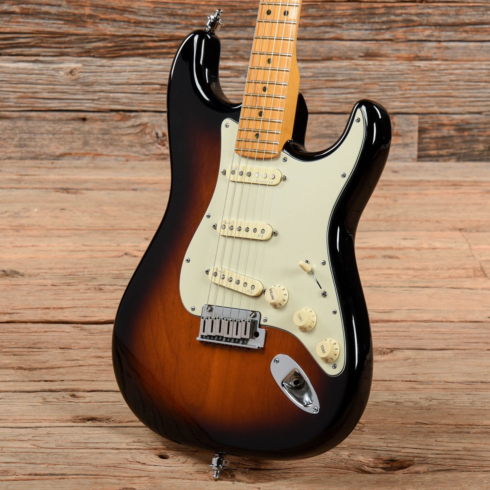 Fender American Deluxe Stratocaster V-Neck Sunburst 2014 Electric Guitars / Solid Body