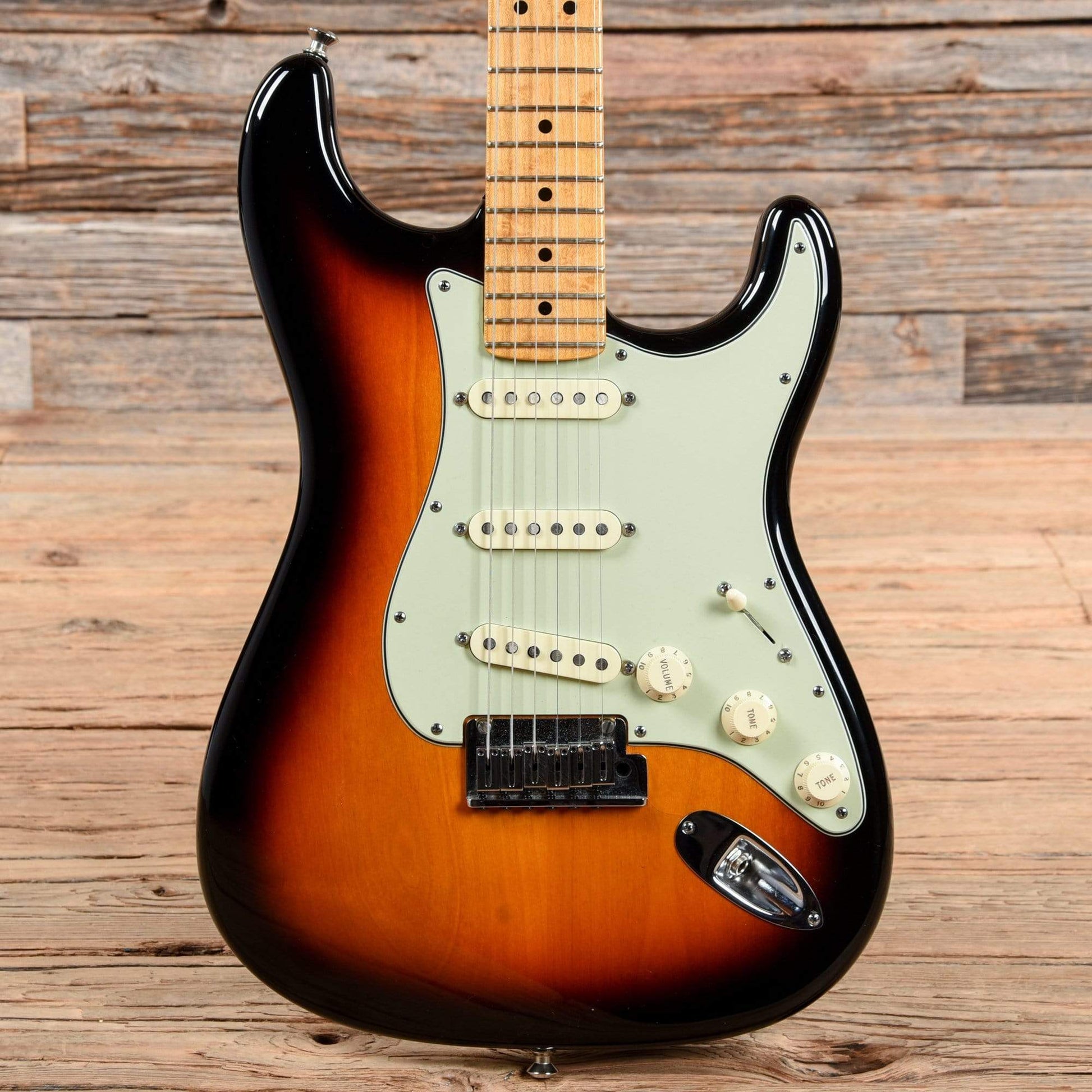 Fender Custom Shop Custom Deluxe Stratocaster Sunburst 2011 Electric Guitars / Solid Body