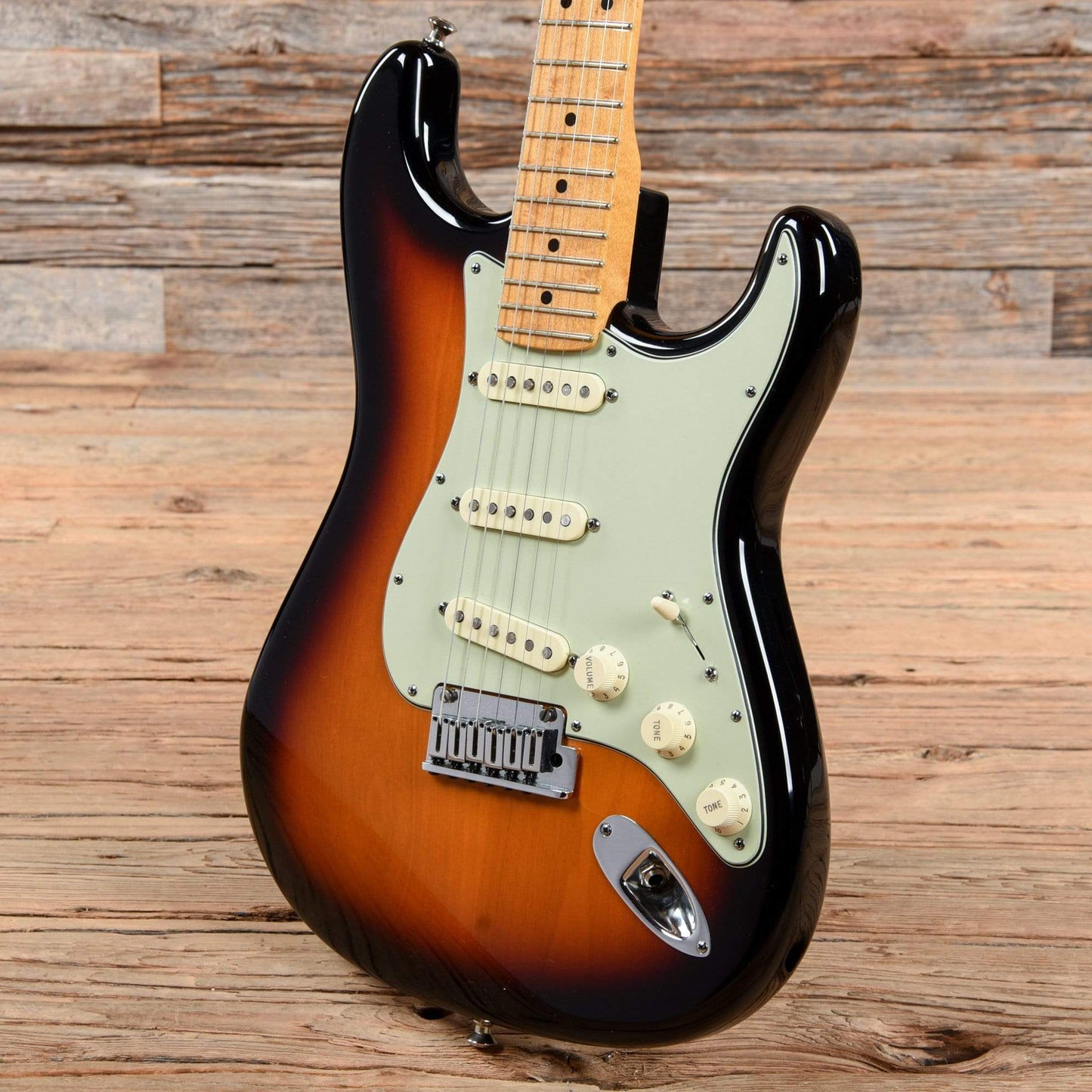 Fender Custom Shop Custom Deluxe Stratocaster Sunburst 2011 Electric Guitars / Solid Body