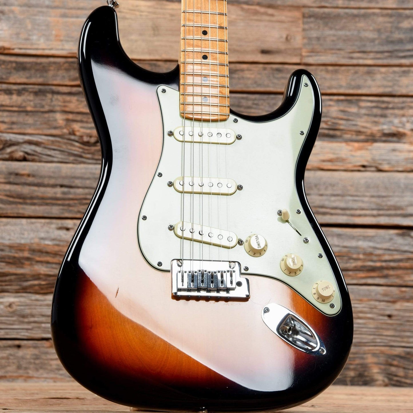 Fender Custom Shop Custom Deluxe Stratocaster Sunburst 2011 Electric Guitars / Solid Body