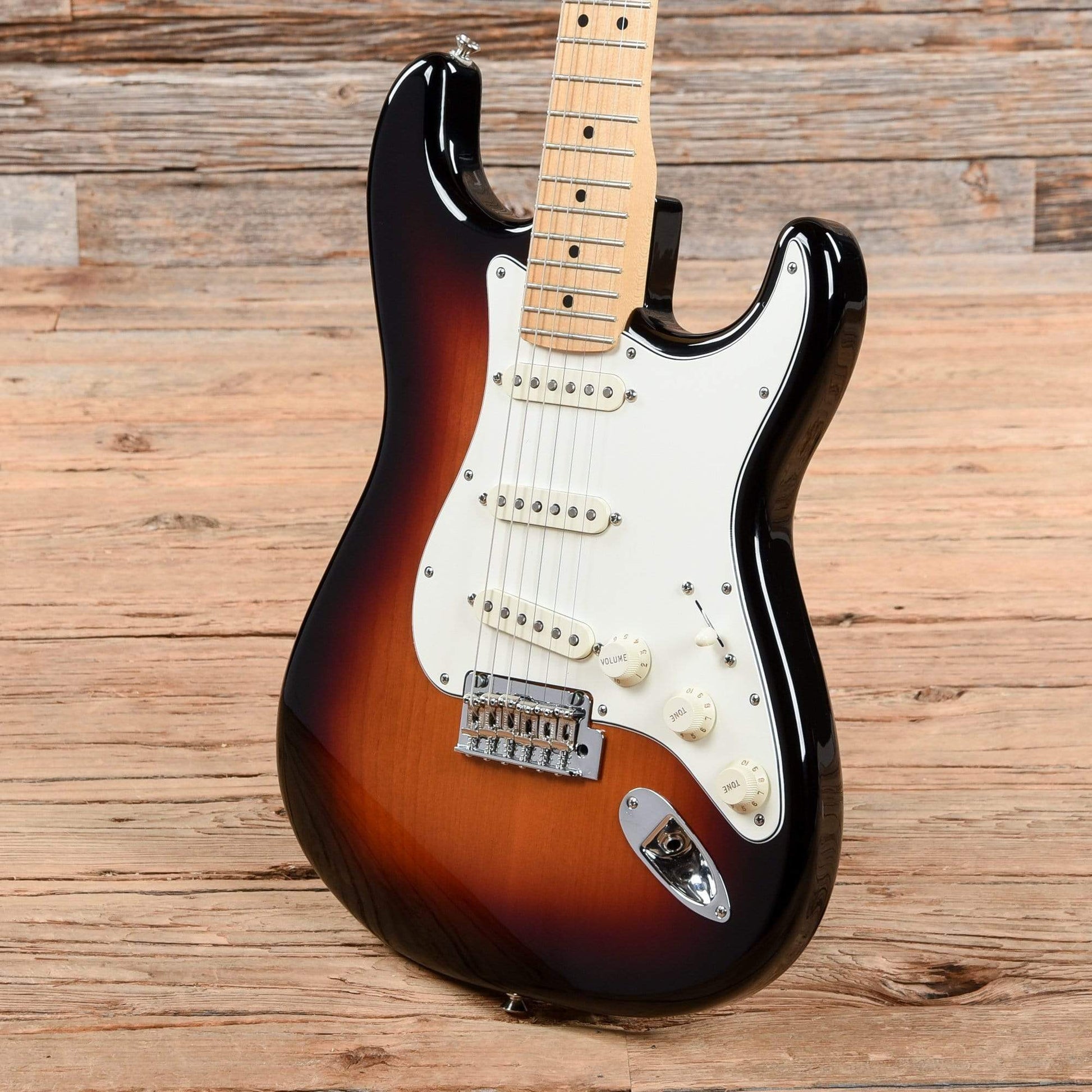 Fender Player Stratocaster 3-Tone Sunburst 2019 Electric Guitars / Solid Body