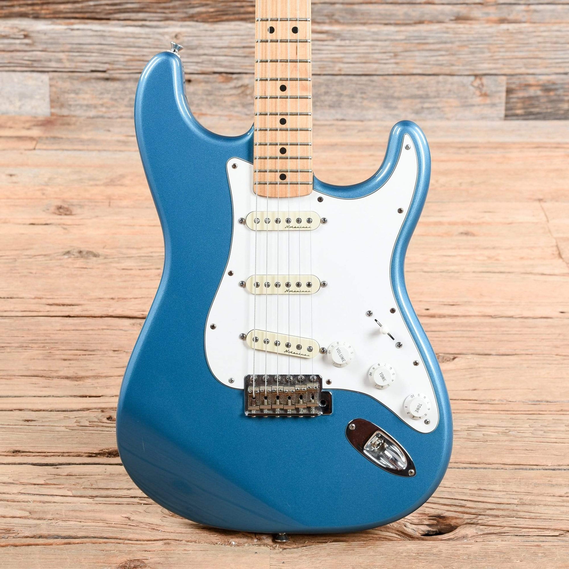 Fender Stratocaster Lake Placid Blue 2000 Electric Guitars / Solid Body