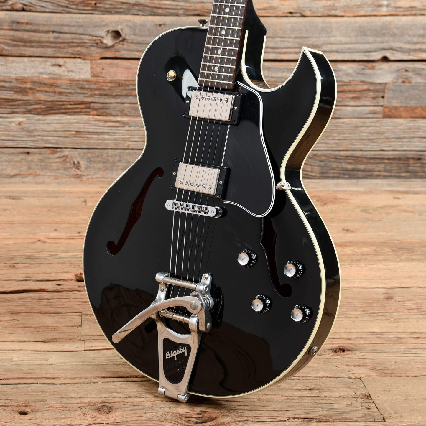 Gibson ES-135 Black 2002 Electric Guitars / Semi-Hollow