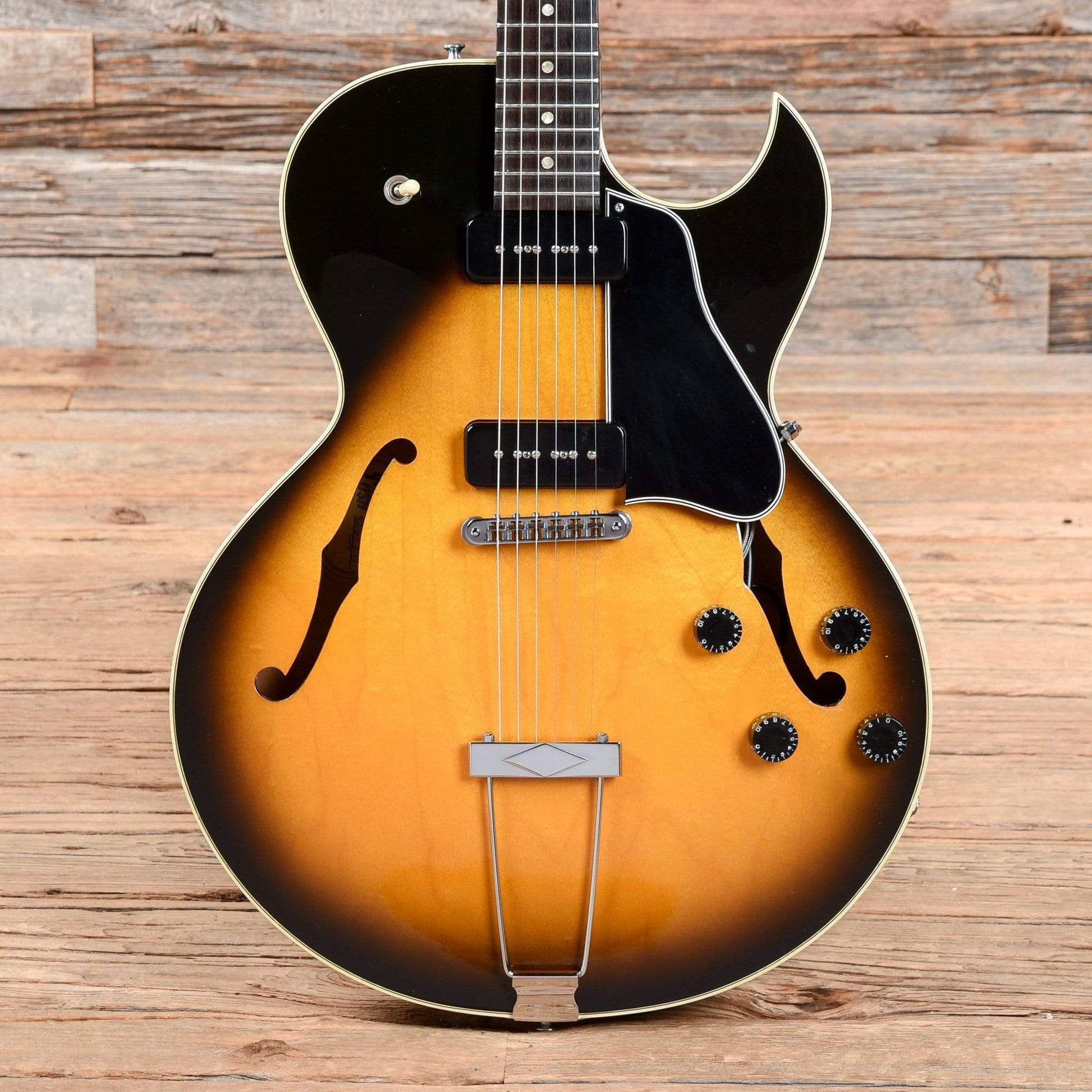 Gibson ES-135 Sunburst 1995 Electric Guitars / Semi-Hollow