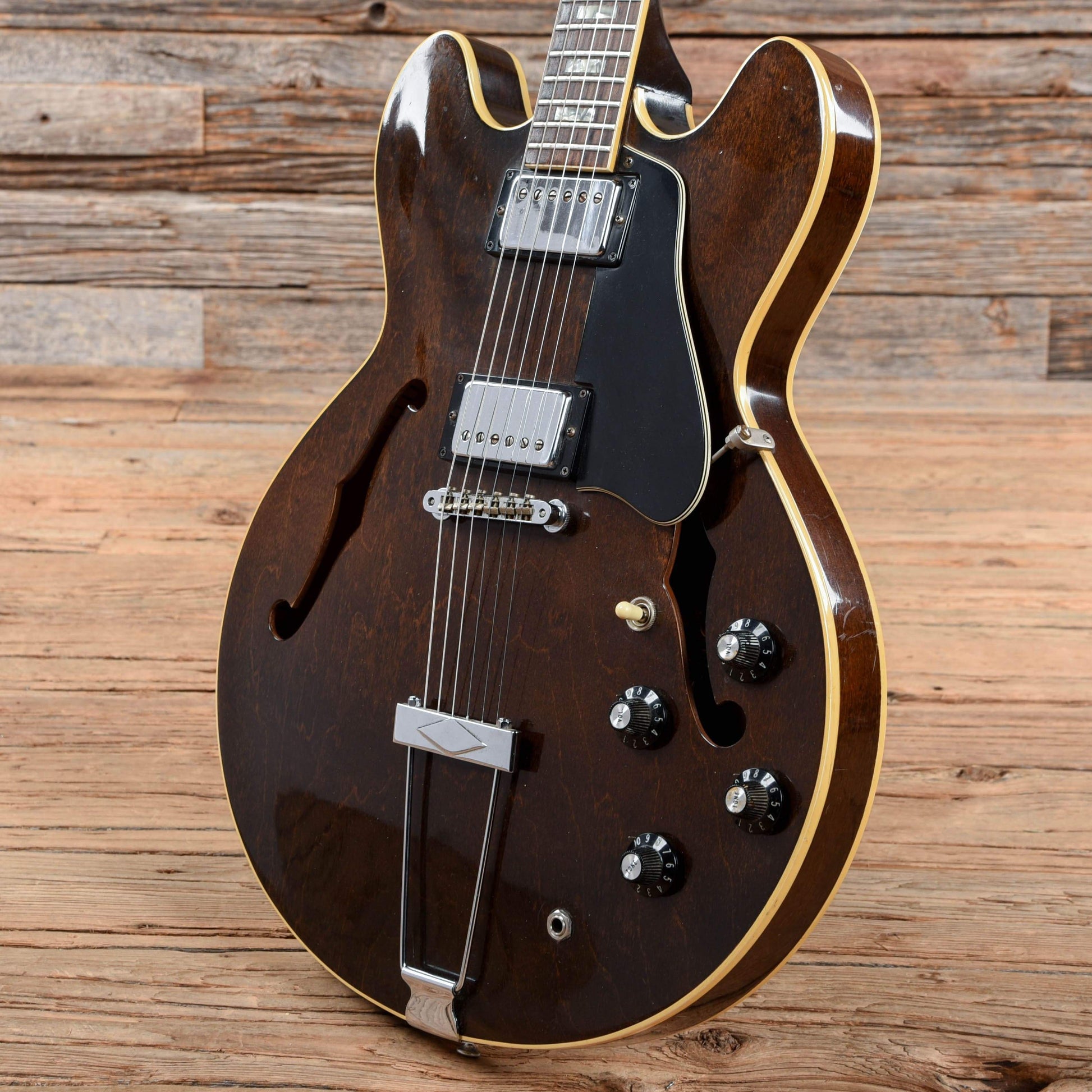 Gibson ES-335 Walnut 1975 Electric Guitars / Semi-Hollow