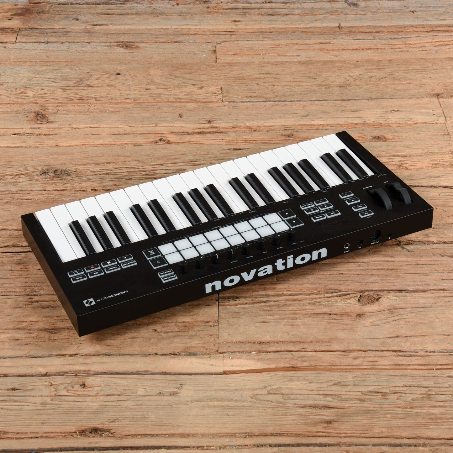 Novation Launchkey 37 Keyboard Controller USED Keyboards and Synths / Controllers