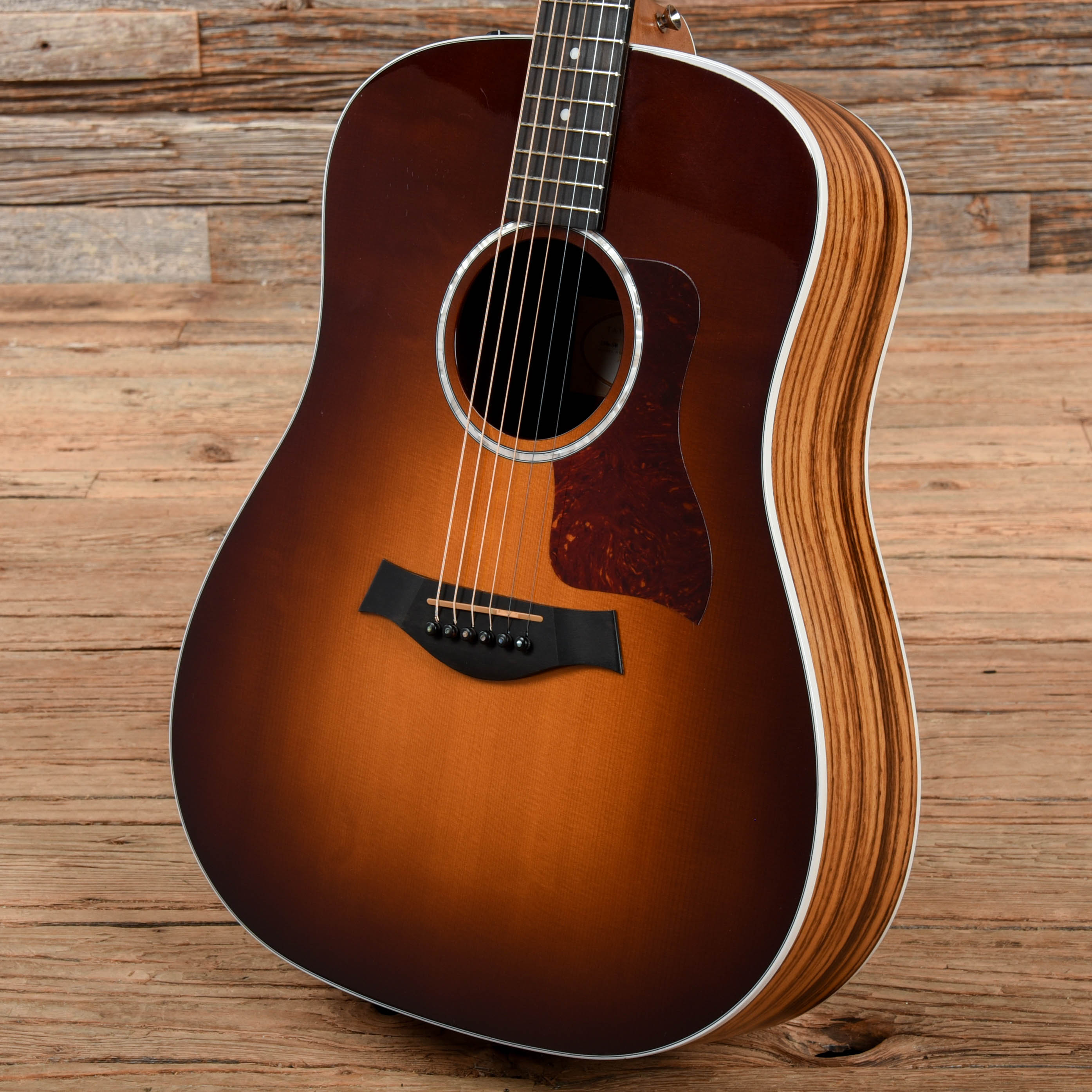 Taylor 210e-SB DLX Sunburst 2014 – Chicago Music Exchange