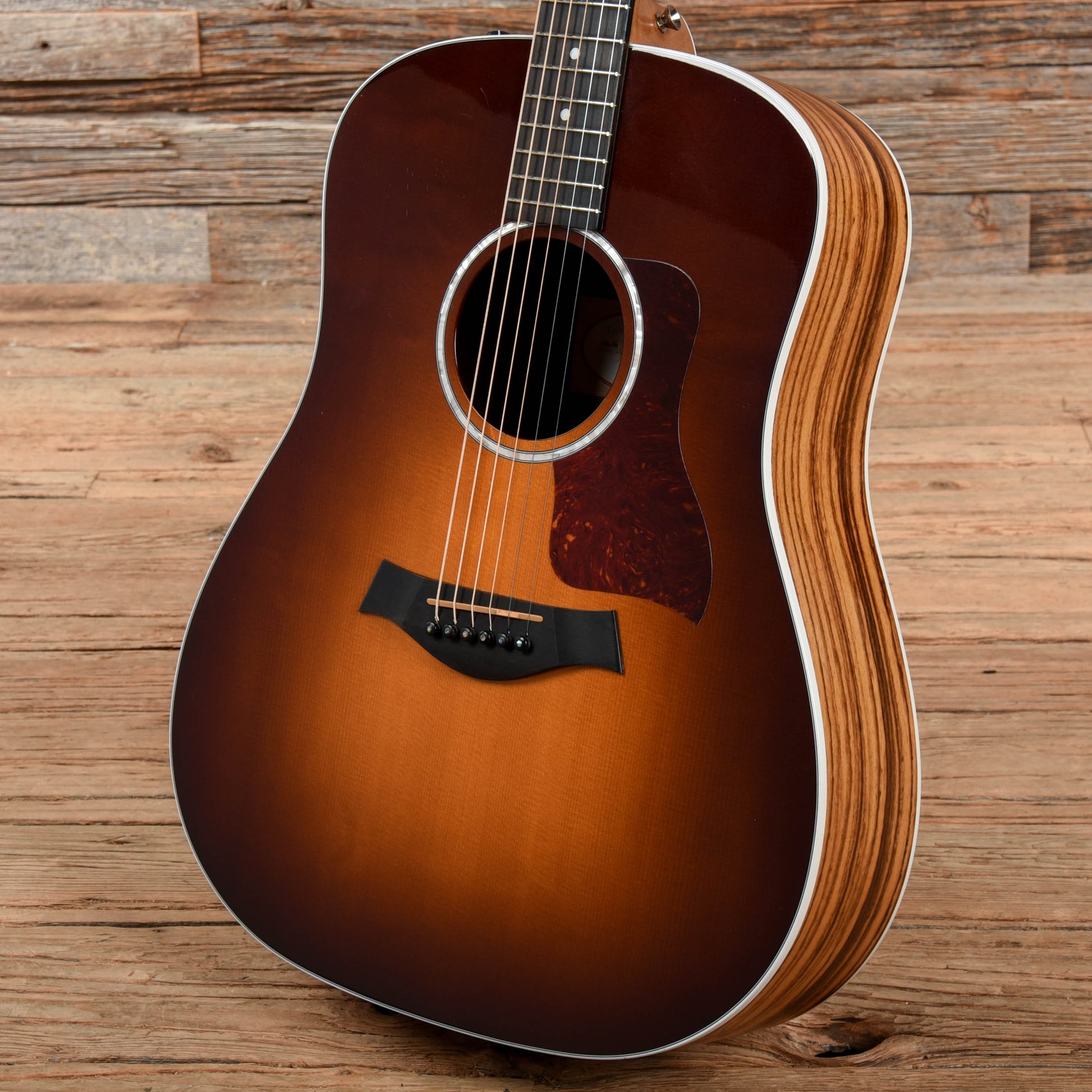 Taylor 210e-SB DLX Sunburst 2014 Acoustic Guitars / Dreadnought